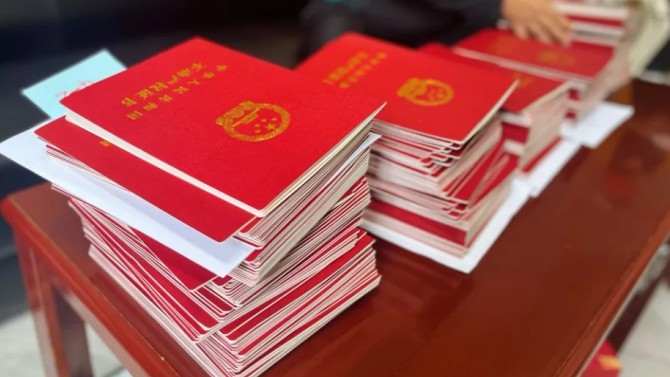 我為群眾辦實(shí)事 業(yè)主喜獲產(chǎn)權(quán)證 —甘肅建投地產(chǎn)·百酈灣項(xiàng)目順利辦證575戶